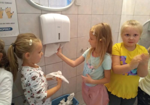 Zuzia, Ania i Marianka myją i wycierają ręce.